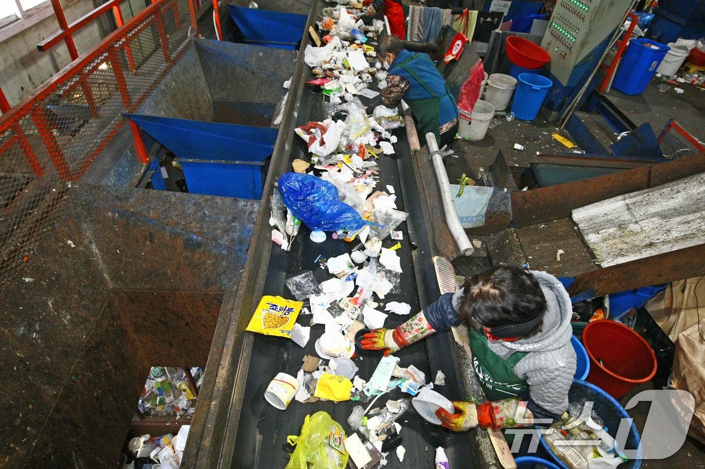 광주 북구 월출동의 한 재활용품 선별장에서 명절 앞두고 늘어난 재활용 쓰레기를 선별하고 있다. (사진과 기사는 관계없음) ⓒ News1 박지현 기자