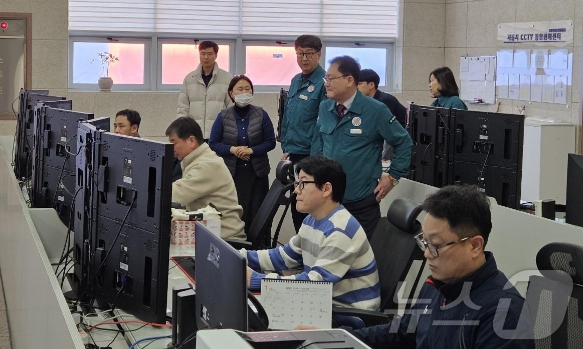 본문 이미지 - 최재성 계룡부시장이 폐쇄회로(CC)TV 통합관제센터를 방문해 직원들을 격려하고 시스템 안전점검을 실시하고 있다. (계룡시 제공) /뉴스1