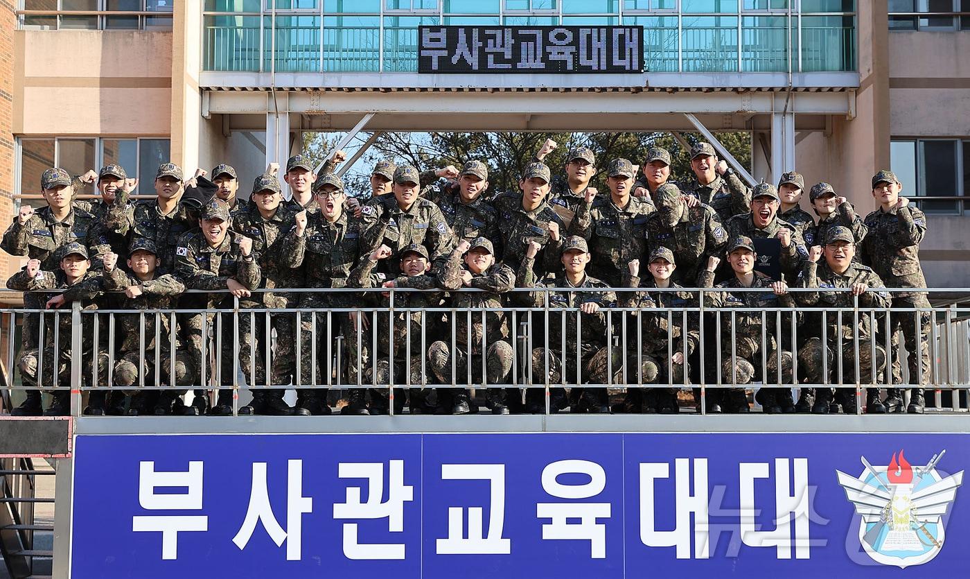 대구 영진전문대 공군 부사관학군단 후보생들이 24일 동계입영훈련 수료식을 마치고 파이팅을 외치고 있다. (영진전문대 제공)