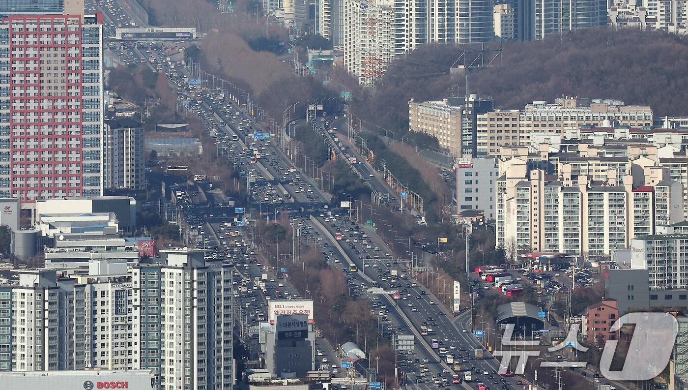 설 연휴를 하루 앞둔 24일 오후 경찰청 헬기에서 바라본 경기 용인시 경부고속도로 신갈JC 인근 양방향으로 귀성·귀경 차량들이 이동을 하고 있다. (항공촬영협조 : 경기 북부 경찰청 박형식 경감, 김용옥 경위) 2025.1.24/뉴스1 ⓒ News1 김진환 기자