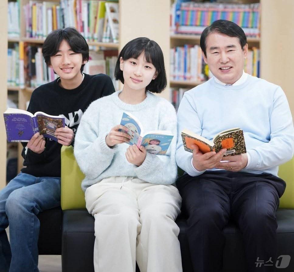 본문 이미지 - 학생들과 한강 작가의 ‘소년이 온다’ 등의 책을 든 이정선 광주시교육감.(광주교육청 제공. 재배포 및 DB 금지)