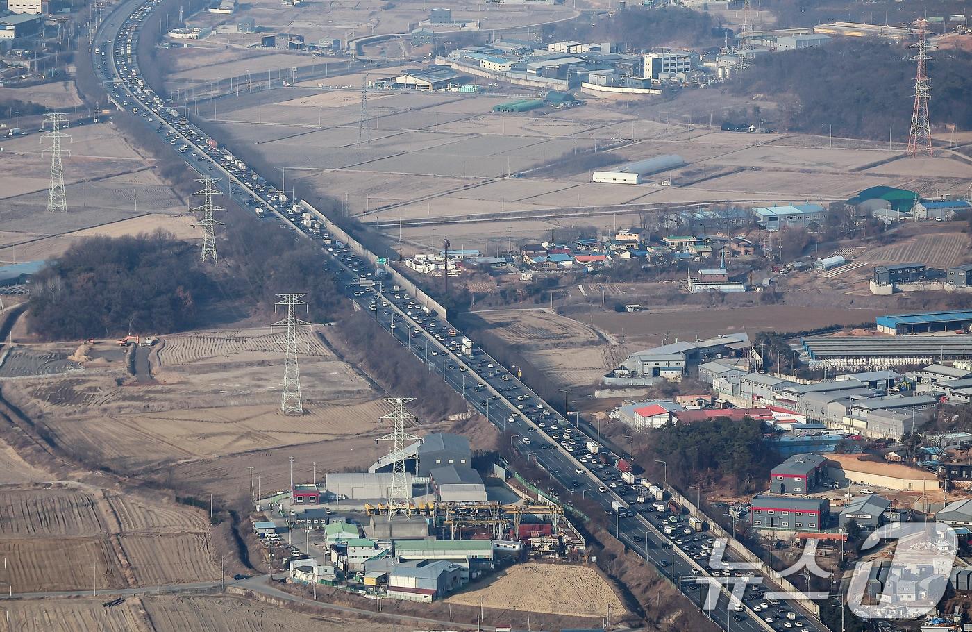 본문 이미지 - 설 연휴를 하루 앞둔 24일 오후 경찰청 헬기에서 바라본 경기 평택시 인근 서해안고속도로 양방향으로 귀성·귀경 차량들이 이동을 하고 있다. (항공촬영협조 : 경기 북부 경찰청 박형식 경감, 김용옥 경위) 2025.1.24/뉴스1 ⓒ News1 김진환 기자
