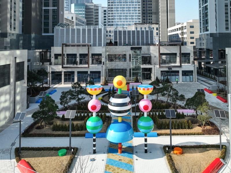 본문 이미지 - &#39;고덕신도시 유보라 더 크레스트&#39; 광장에 위치한 크랙앤칼 조형물&#40;반도건설 제공&#41;.