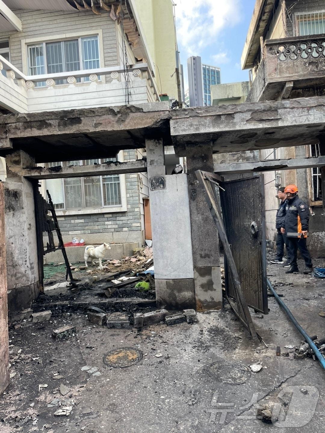 본문 이미지 - 24일 부산 동래 사직동 단독주택 화재 현장.(부산소방재난본부 제공)