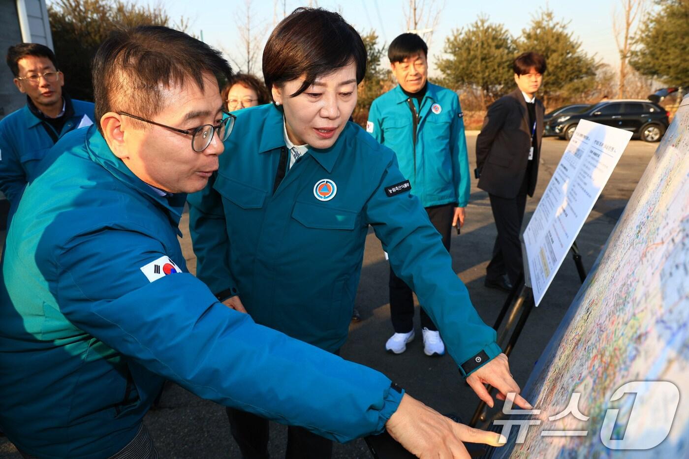 송미령 농림축산식품부 장관이 설 명절 연휴 가축방역 대비 상황 및 방역시설 가동 상황 등을 점검하고 있다. &#40;농림축산식품부 제공&#41; 2025.1.24/뉴스1