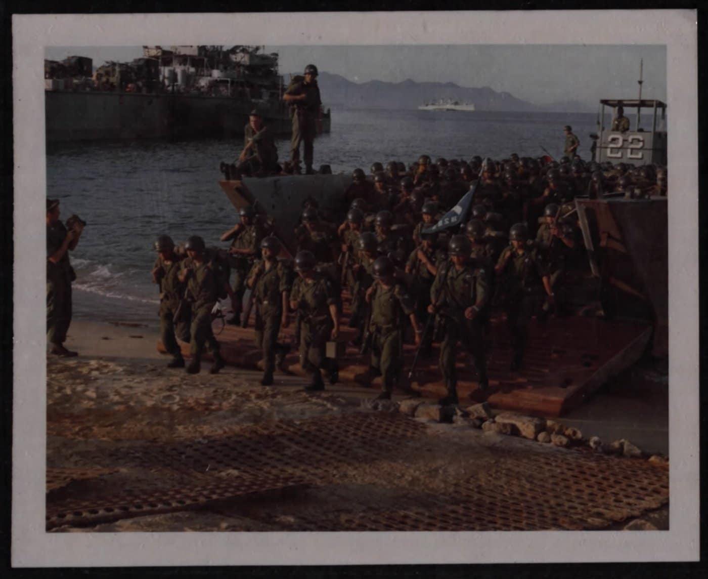 본문 이미지 - 베트남 해안에 상륙하는 한국군. (출처: Unknown author(1966), Public domain, via Wikimedia Commons)