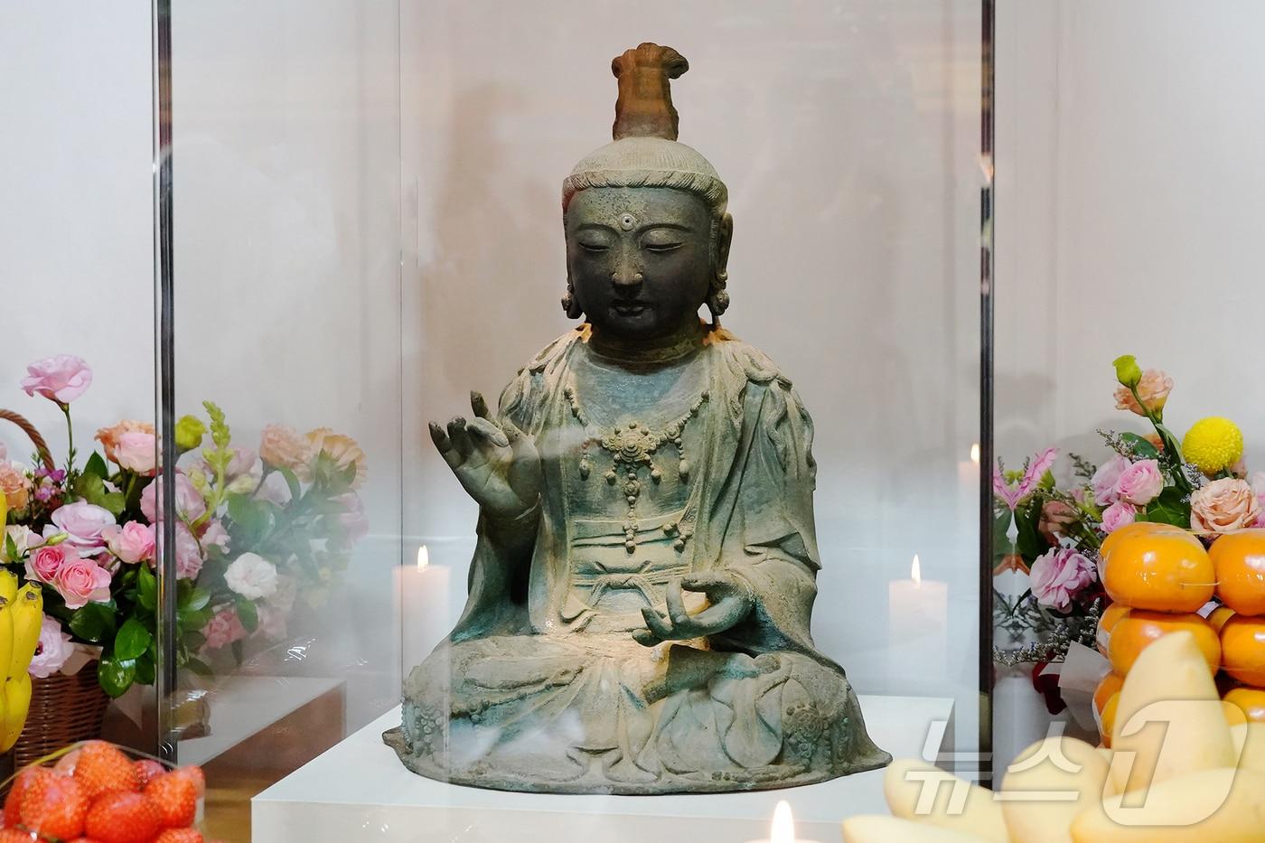 서산 부석사에 24일 봉안된 금동관세음보살좌상 모습. 높이 50.5㎝, 무게는 38.6㎏이다.(서산시 제공)/뉴스1