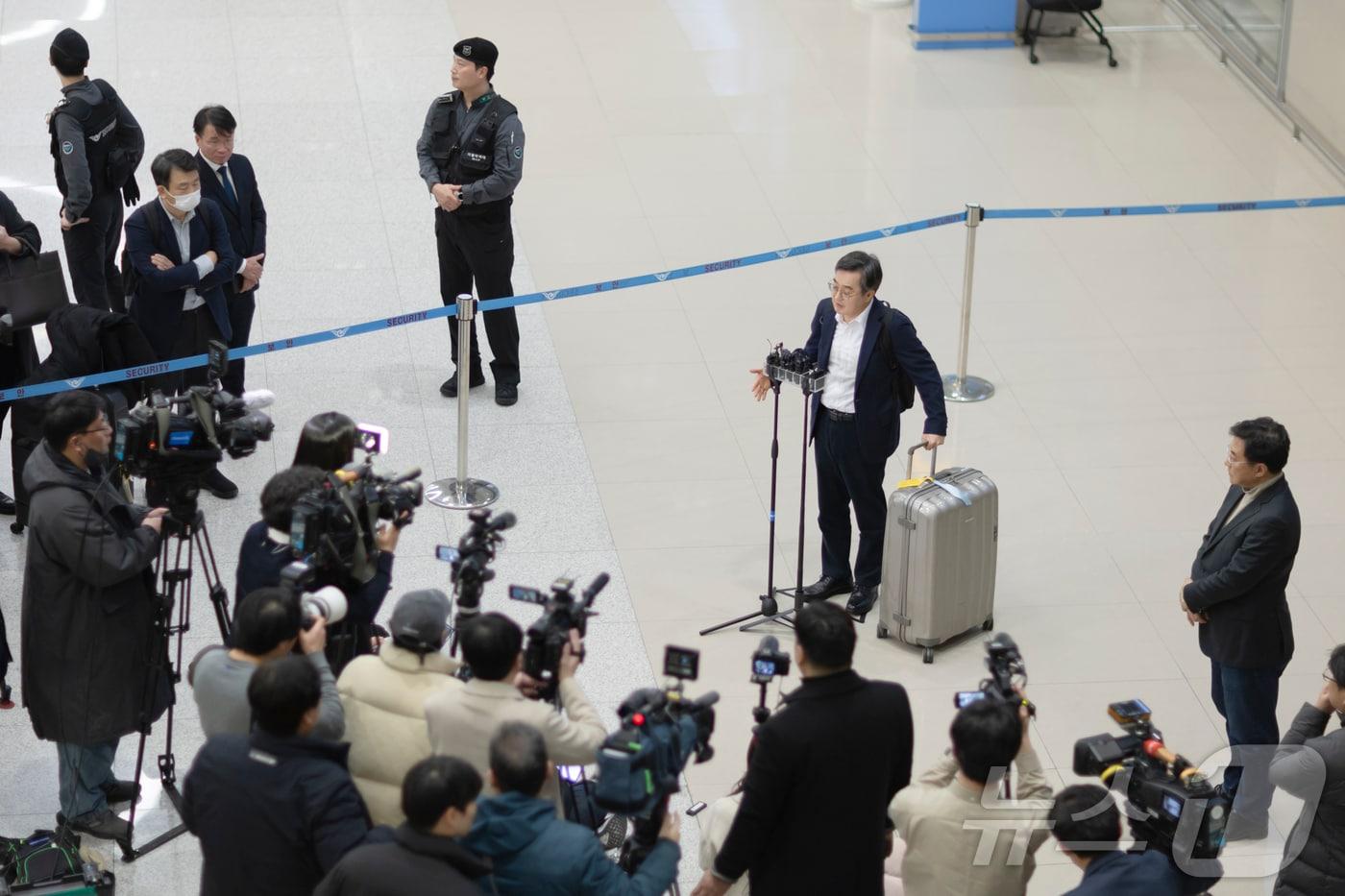김동연 경기도지사가 인천국제공항에서 다보스포럼 관련 브리핑을 하고 있다.(경기도 제공)