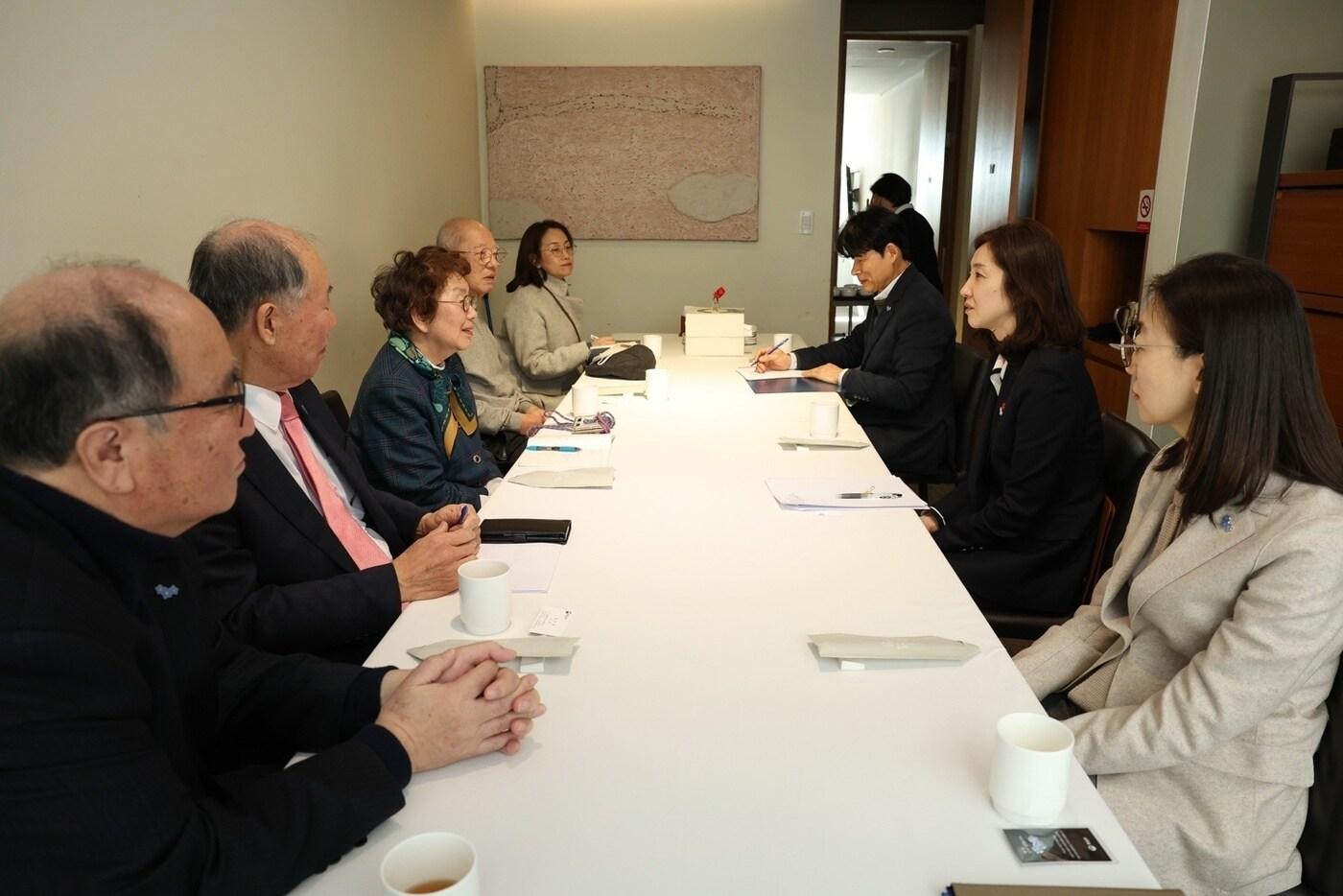 24일 김수경 통일부 차관이 &#39;6·25전쟁 납북인사 가족협의회&#39; 임원진과 만나 올해 첫 법정기념일로 제정된 &#39;6·25전쟁 납북자 기억의 날&#39;&#40;6월 28일&#41; 행사 관련 간담회를 진행했다고 밝혔다. &#40;통일부 제공&#41;