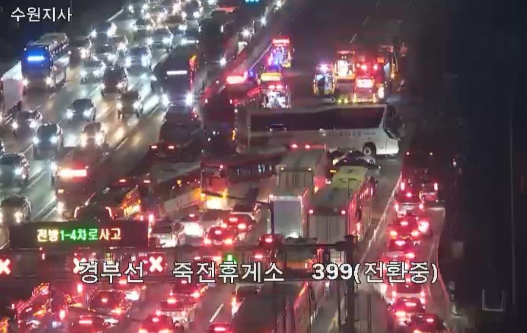 본문 이미지 - 사고 현장. (한국도로공사 CCTV 갈무리)