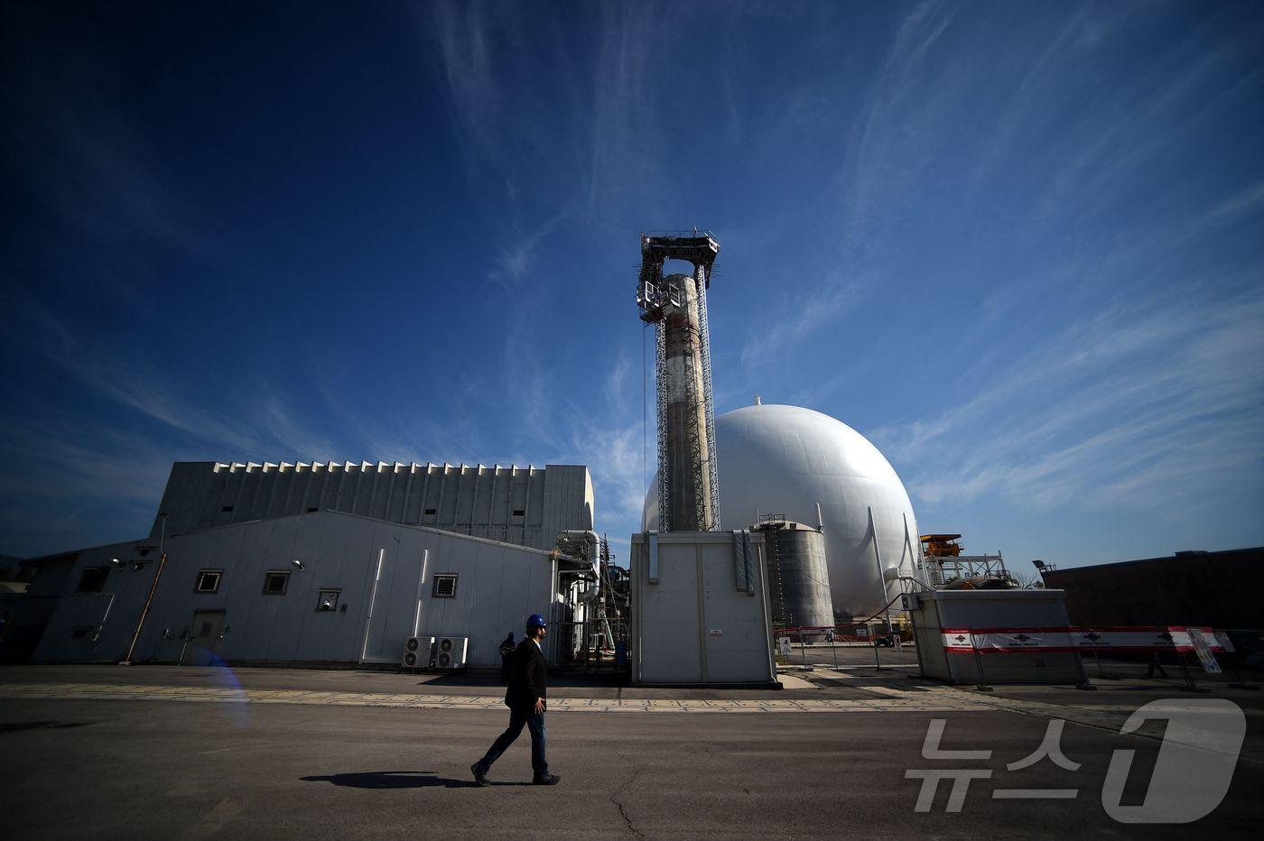폐쇄된 한 원전 앞을 한 이탈리아인이 걸어가고 있다. 2027.10.17 ⓒ AFP=뉴스1