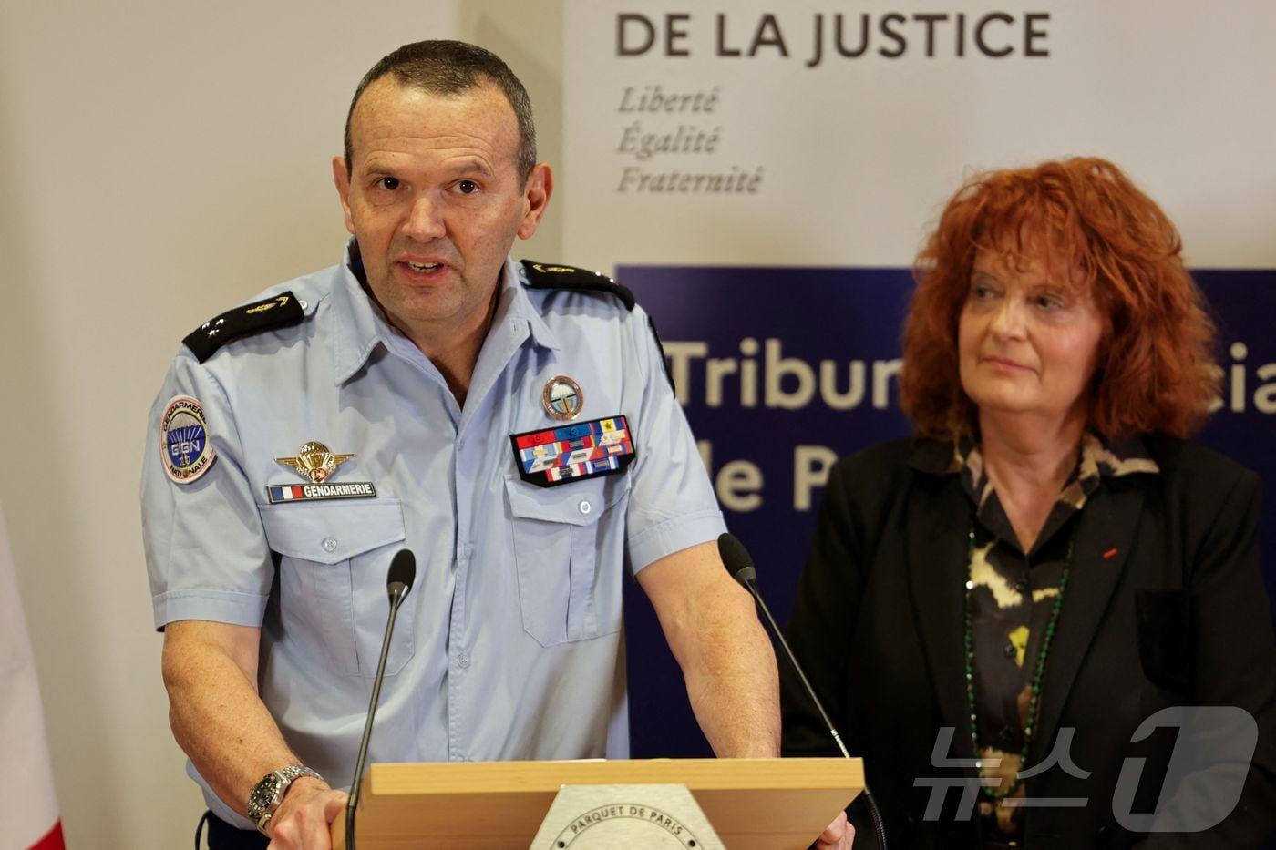  2025년 2월23일 프랑스 특수부대 GIGN 사령관 기슬랑 레티(왼쪽)와 파리 검사 로르 베쿠오가 암호화폐 창업자 납치 사건에 대해 기자회견하고 있다. ⓒ AFP=뉴스1