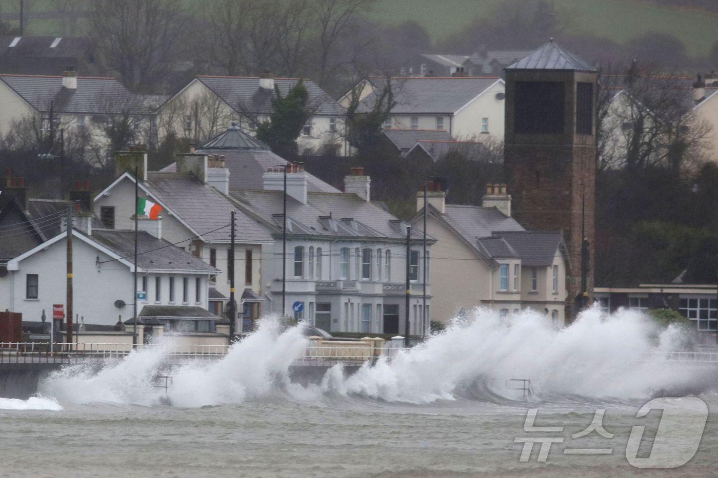 2025년 1월 24일 이른 아침, 북아일랜드 북동쪽 해안에 폭풍 어윈이 몰아쳐 파도가 방파제에 부서지고 있다.ⓒ AFP=뉴스1