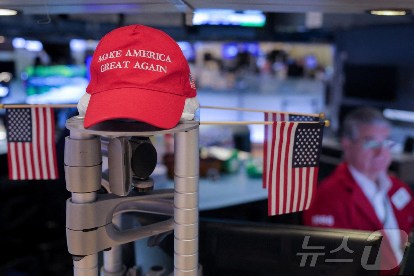 트럼프의 MAGA 모자가 놓여 있는 미국증시. ⓒ 로이터=뉴스1