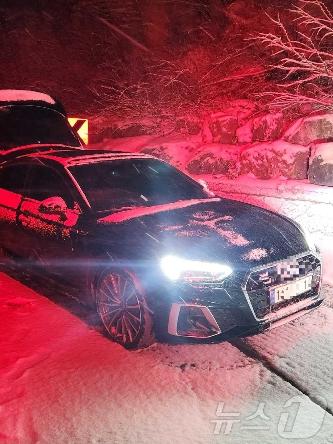 본문 이미지 - 25일 0시 34분쯤 강원 평창군 대관령면 안반데기 정상 인근에서 눈길에 승용차가 고립, 이 차에 타고 있던 30대 남녀가 소방에 의해 구조됐다. &#40;강원도소방본부 제공&#41; 2025.1.25/뉴스1 