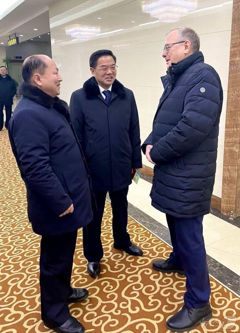 본문 이미지 - 노동당 기관지 노동신문은 25일 "김일성종합대학 총장 김승찬 동지를 단장으로 하는 김일성종합대학대표단과 김책공업종합대학 총장 박지민 동지를 단장으로 하는 김책공업종합대학대표단이 러시아를 방문하기 위해 지난 24일 평양을 출발했다"라고 보도했다.(사진은 주북러시아대사관 갈무리)