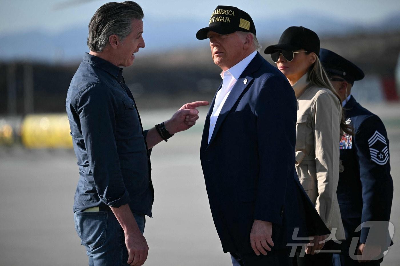 도널드 트럼프 미국 대통령과 부인 멜라니아 여사가 24일(현지시간) 팰리세이즈와 이튼 산불 피해 지역을 방문하기 위해 캘리포니아주 로스앤젤레스 국제 공항에 도착해 개빈 뉴섬 주지사의 환영을 받고 있다. 2025.01.25 ⓒ AFP=뉴스1 ⓒ News1 우동명 기자
