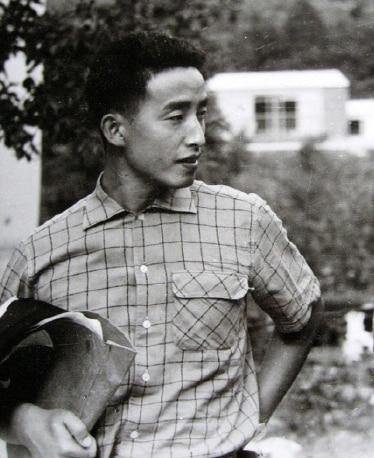 본문 이미지 - 젊은 시절 독일 유학 중인 백남준. (출처: 김언호(1959), Public domain, via Wikimedia Commons).