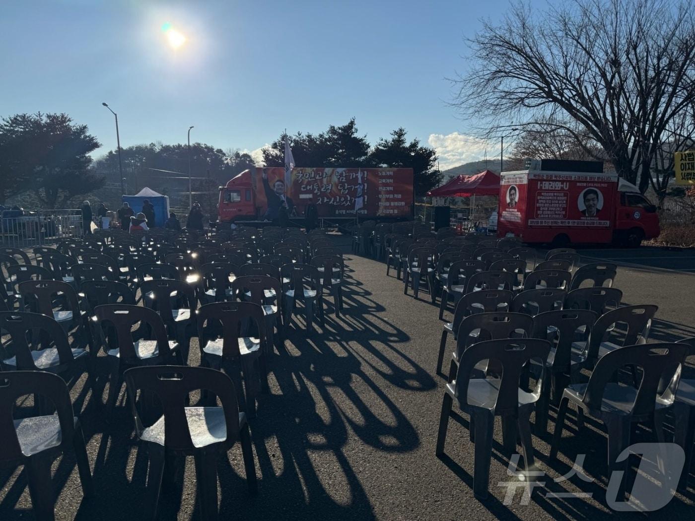 본문 이미지 - 25일 오전 경기 의왕 서울구치소 주차장 옆에서 마련된 윤석열 대통령 탄핵 반대 집회 현장 2025.1.25/뉴스1 ⓒ News1 이강 기자