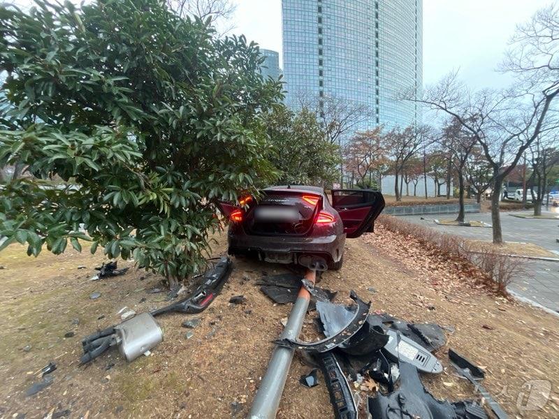 본문 이미지 - 25일 오전 7시50분쯤 부산 해운대구 우동 한 도로를 달리던 승용차가 공원으로 돌진하는 사고가 났다. 사진은 사고 현장 모습(해운대경찰서 제공)