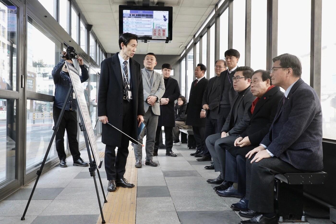  지난 14일 최민호 세종시장(오른쪽서 두 번째)과 관계자들이 도담동 BRT정류장을 찾아 관계자들의 설명을 듣고 있다. (세종시 제공) / 뉴스1