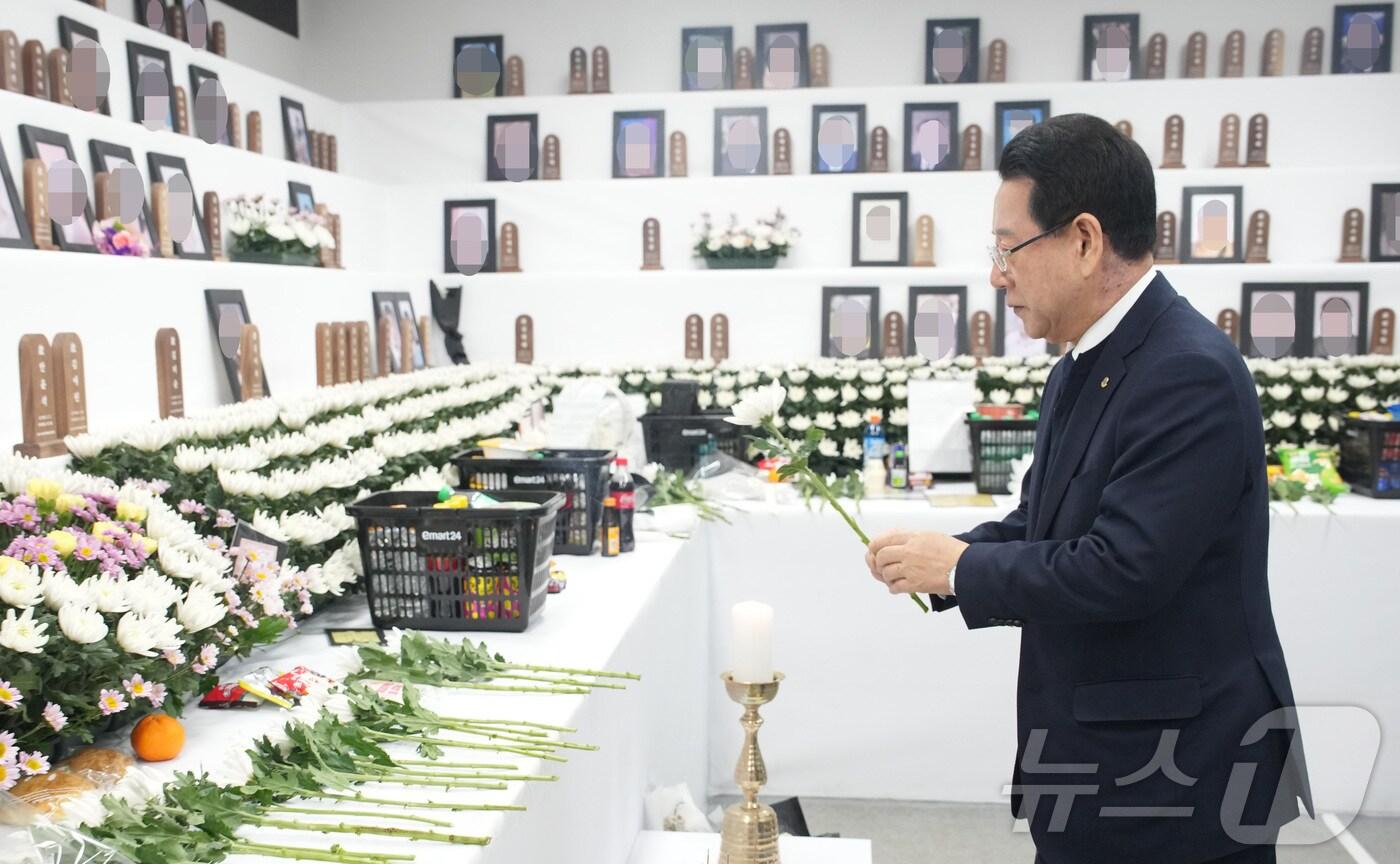김영록 전라남도지사가 설을 앞둔 25일 오전 제주항공 여객기 참사 희생자 무안국제공항 합동분향소를 찾아 헌화, 분향을 하며 희생자들의 넋을 기리고 있다.&#40;전남도 제공&#41; 2025.1.25/뉴스1