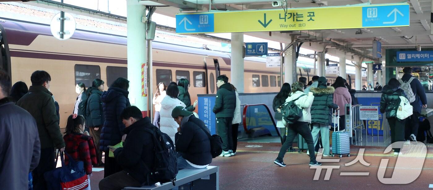 본문 이미지 - 설 연휴가 시작된 25일 전북자치도 전주시 전주역에서 귀성객들이 열차에서 내려 집으로 향하고 있다. 2025.1.25/뉴스1 ⓒ News1 유경석 기자