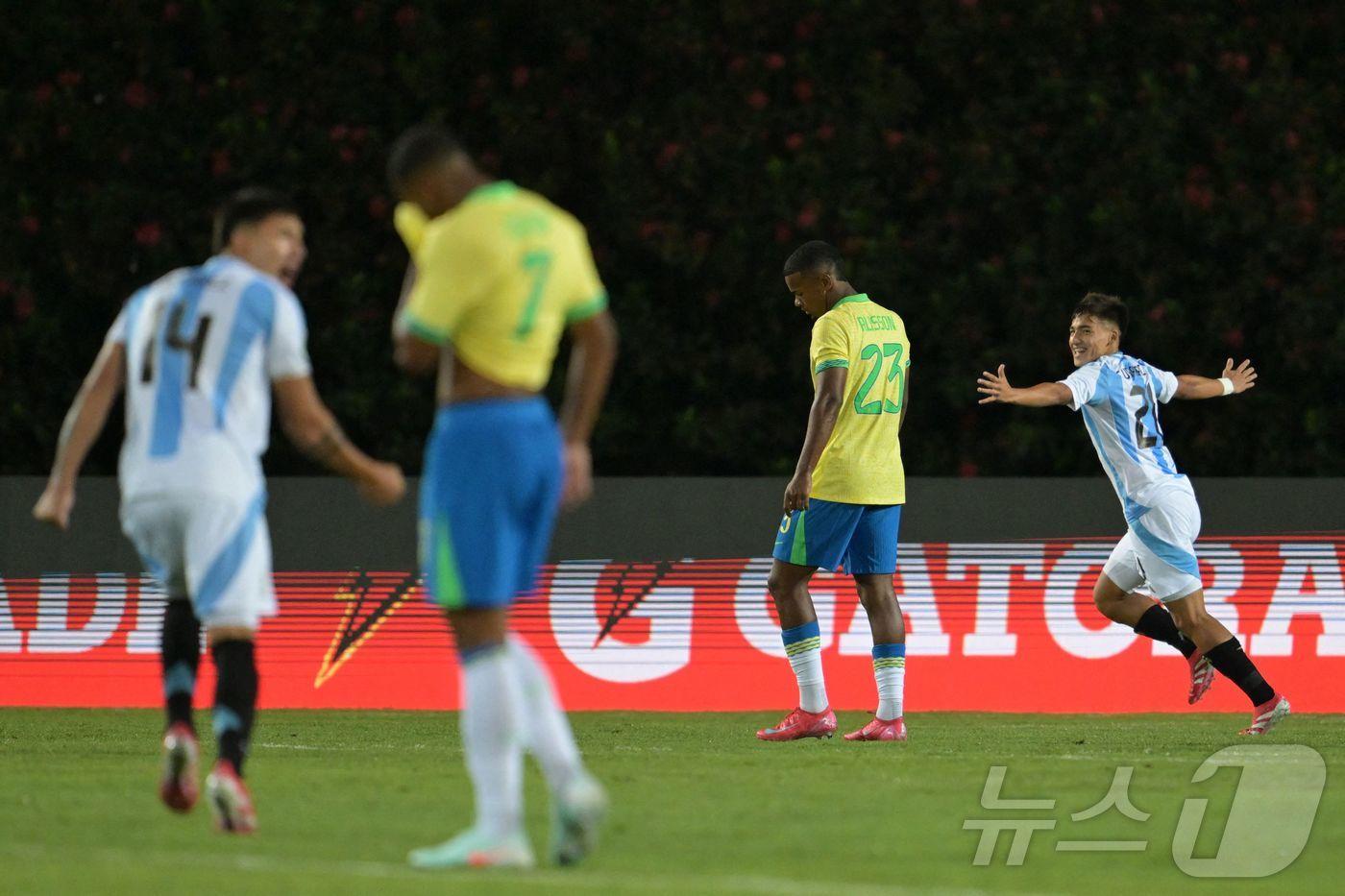 본문 이미지 - 아르헨티나가 25일(한국시간) 열린 2025 남미 20세 이하 축구선수권대회 첫 경기에서 브라질에 6-0으로 크게 이겼다. ⓒ AFP=뉴스1