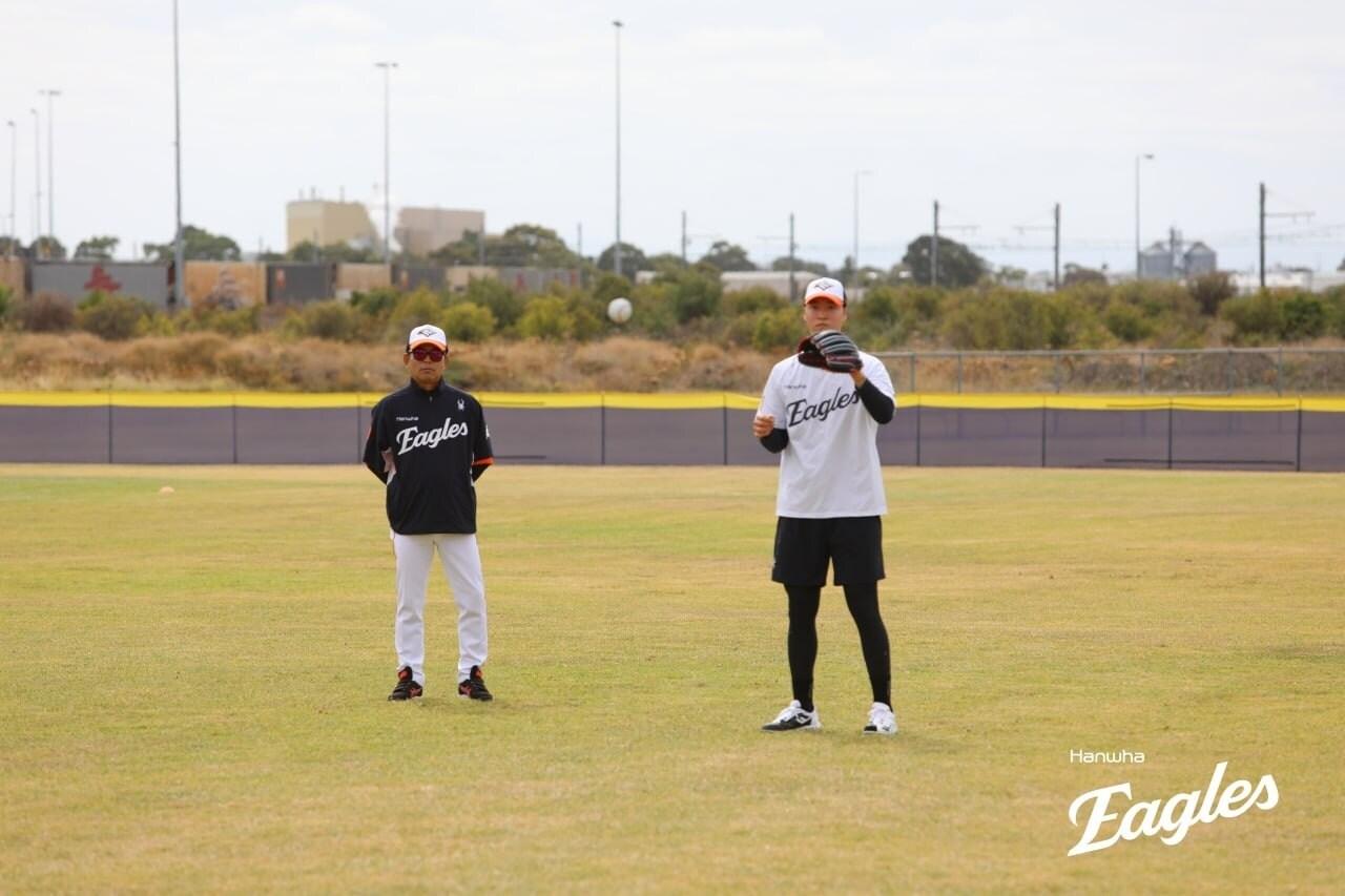 본문 이미지 - 양상문 한화 투수코치가 캠프에서 엄상백을 지켜보고 있다.&#40;한화 이글스 제공&#41;
