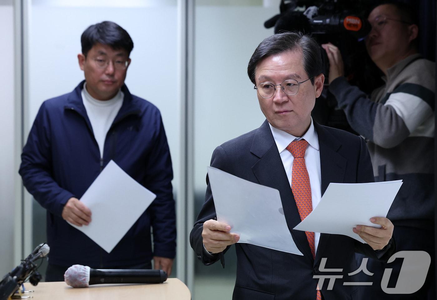 윤석열 대통령 측 윤갑근 변호사가 25일 서울 서초구 스페이스쉐어 강남역센터에서 열린 검찰의 구속영장 연장 재신청 관련 입장 발표 기자회견에 참석하고 있다. 2025.1.25/뉴스1 ⓒ News1 김성진 기자