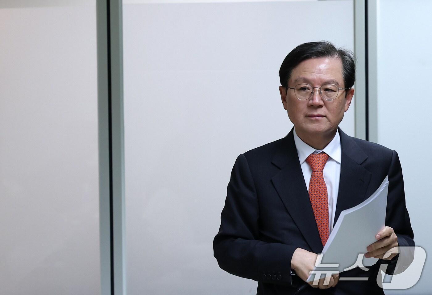 윤석열 대통령 측 윤갑근 변호사가 25일 서울 서초구 스페이스쉐어 강남역센터에서 열린 검찰의 구속영장 연장 재신청 관련 입장 발표 기자회견에 참석하고 있다. 2025.1.25/뉴스1 ⓒ News1 김성진 기자