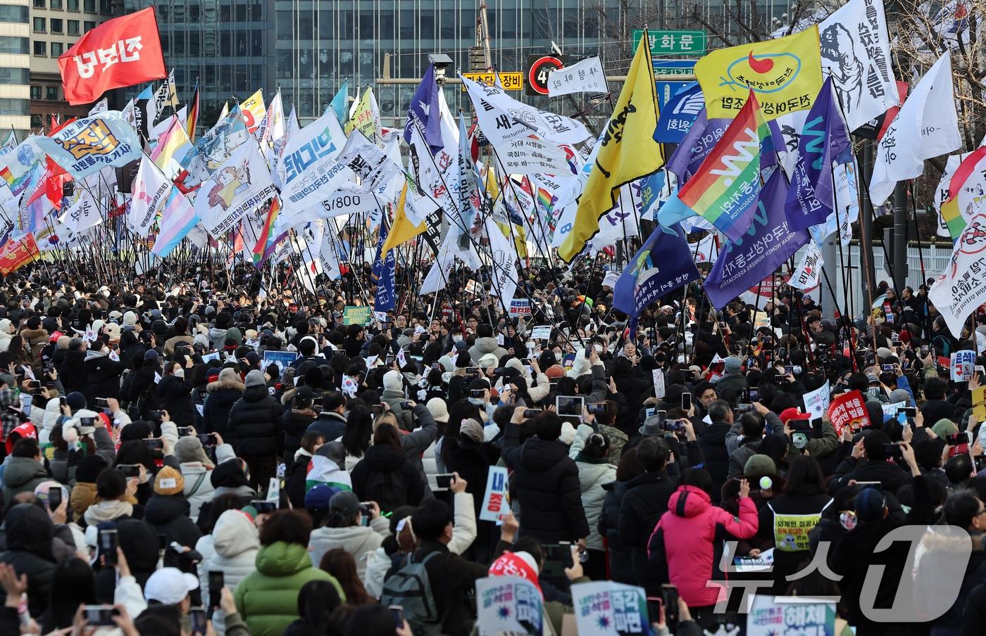 25일 오후 서울 종로구 경복궁역 일대에서 열린 윤석열 대통령 탄핵 촉구 집회에서 참석자들이 윤 대통령의 파면 등을 촉구하며 깃발 입장 퍼레이드를 하고 있다. 2025.1.25/뉴스1 ⓒ News1 이동해 기자