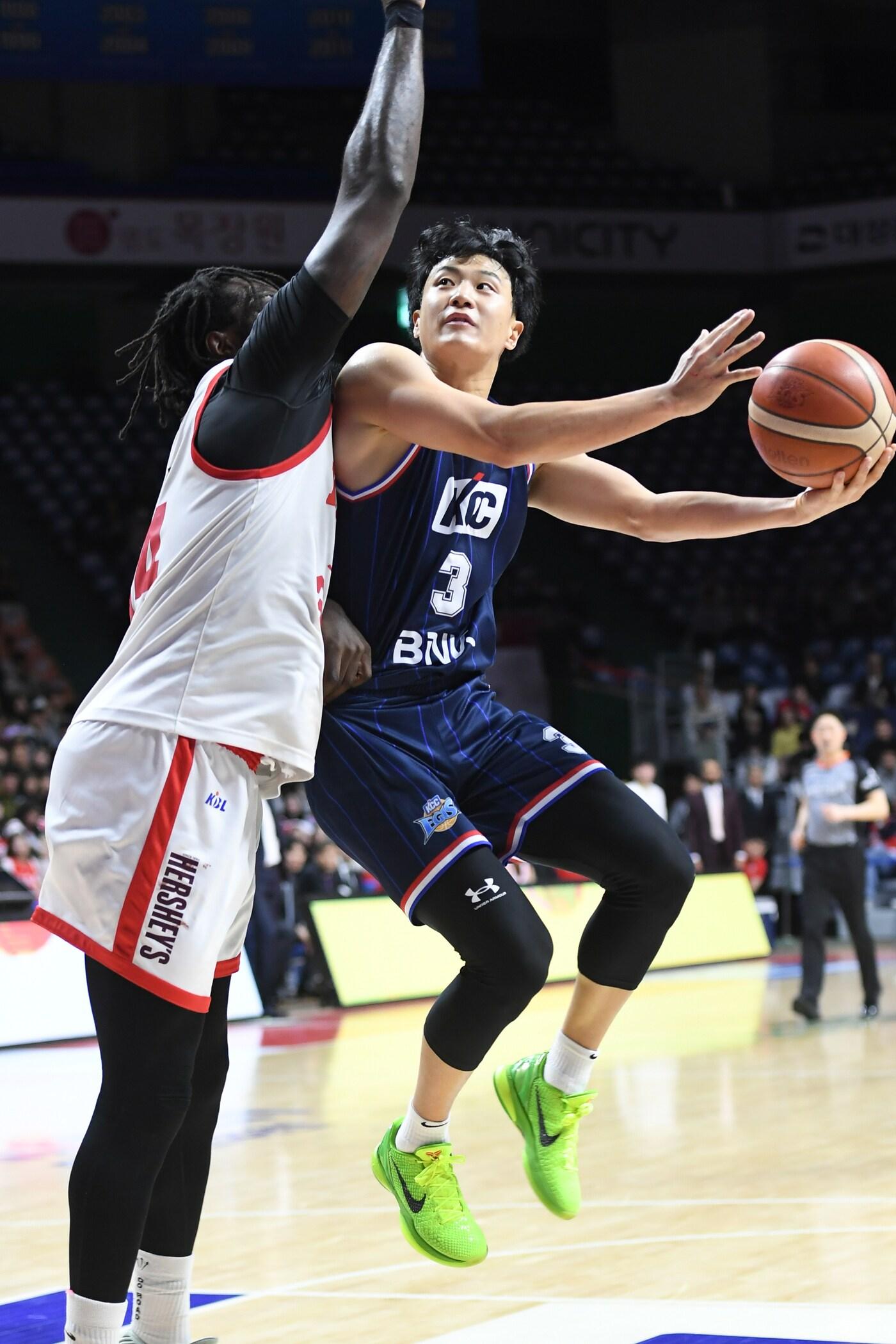 본문 이미지 - 부산 KCC 허웅(오른쪽)이 25일 서울 SK와 경기에서 슛을 쏘고 있다.(KBL 제공)