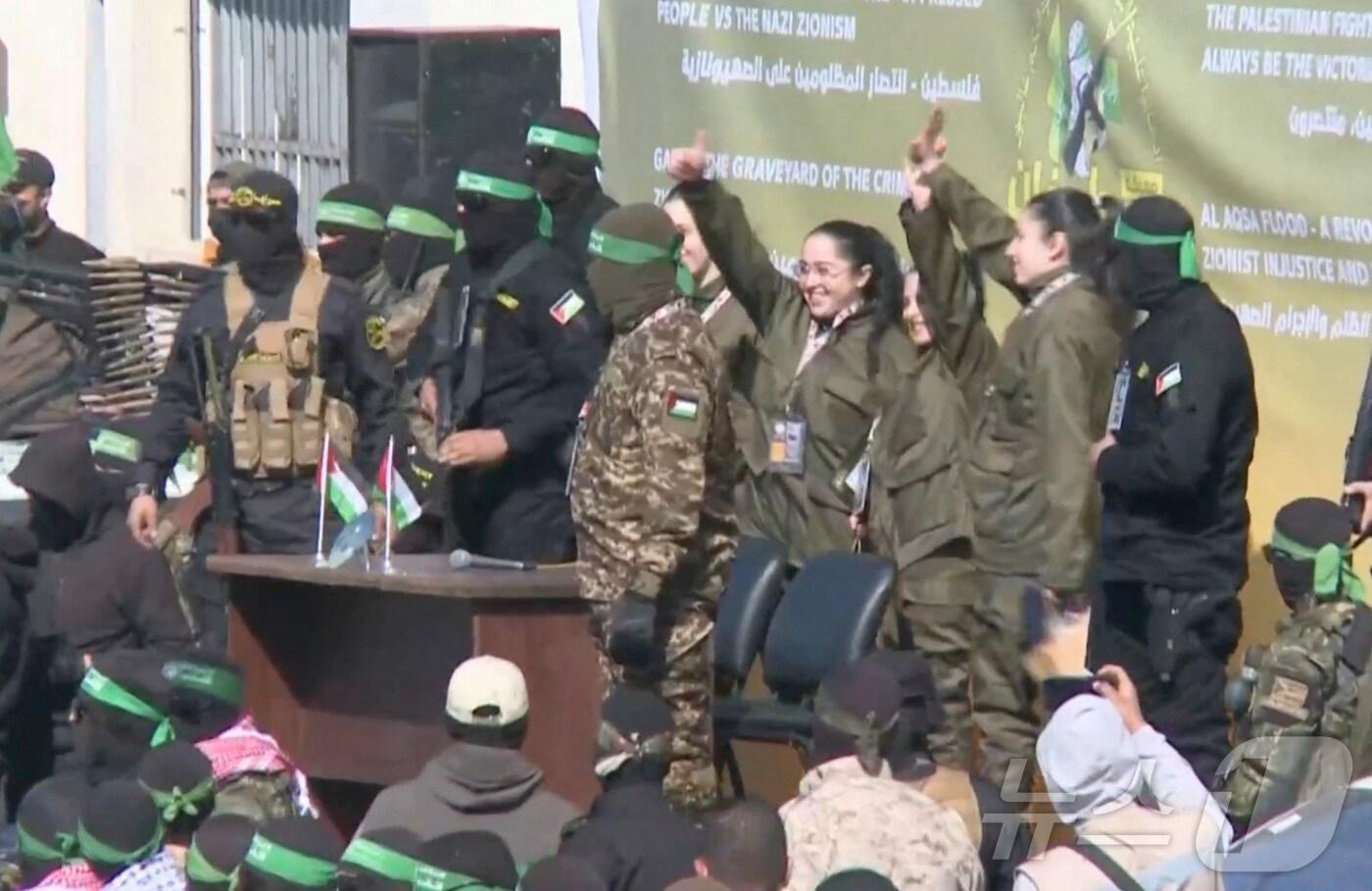 25일(현지시간) 가자지구에서 하마스에 억류돼 있었던 이스라엘인 여성 군인 4명이 풀려나 적십자로 인계되고 있다. 2025.01.25/ ⓒ 로이터=뉴스1 ⓒ News1 권진영 기자