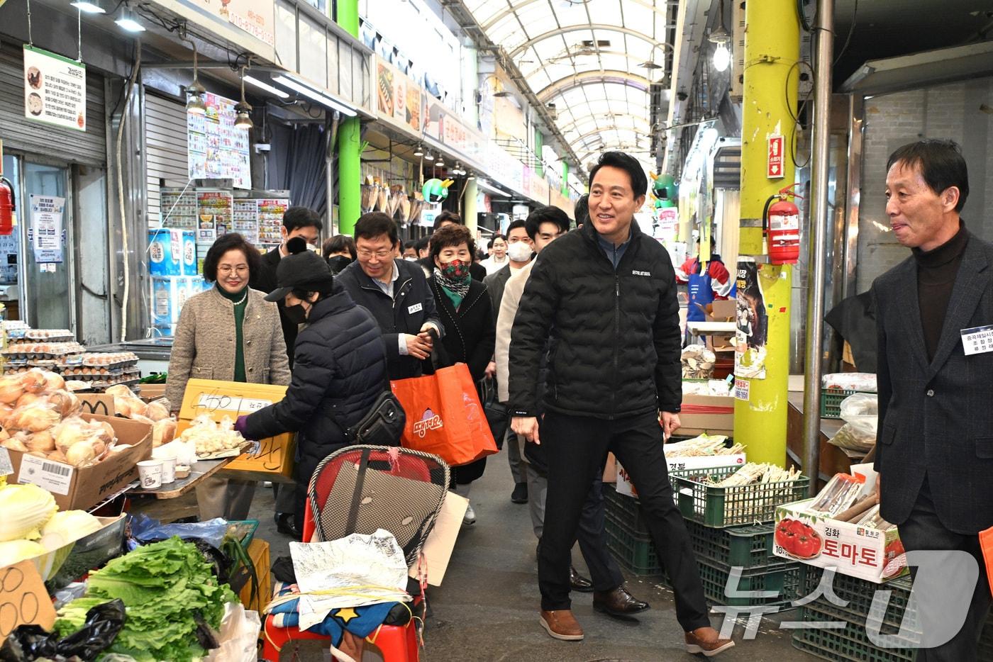 본문 이미지 - 오세훈 서울시장이 서울 중곡제일골목시장을 방문해 민생 물가를 점검하고 있다. (서울시 제공) 2025.1.25 ⓒ 뉴스1