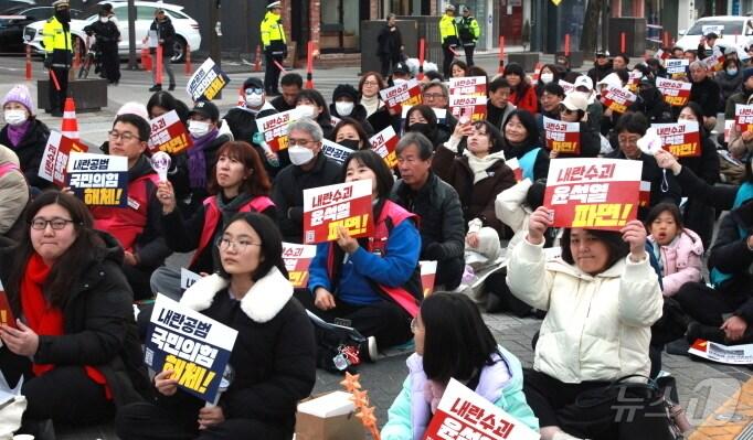 본문 이미지 - 설 명절 연휴 첫날인 25일, 전북 전주시 객사 앞 ‘제7차 윤석열 퇴진 비상 촛불집회’가 개최됐다./뉴스1 신준수 기