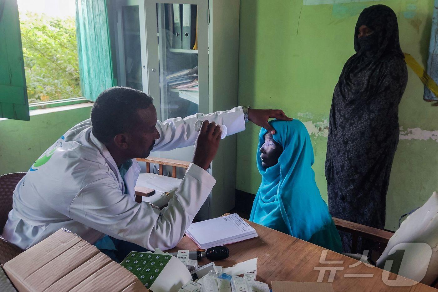 수단 동부의 한 병원에서 의사가 환자를 진료하고 있다. 2024.10.10/ ⓒ AFP=뉴스1 ⓒ News1 권진영 기자