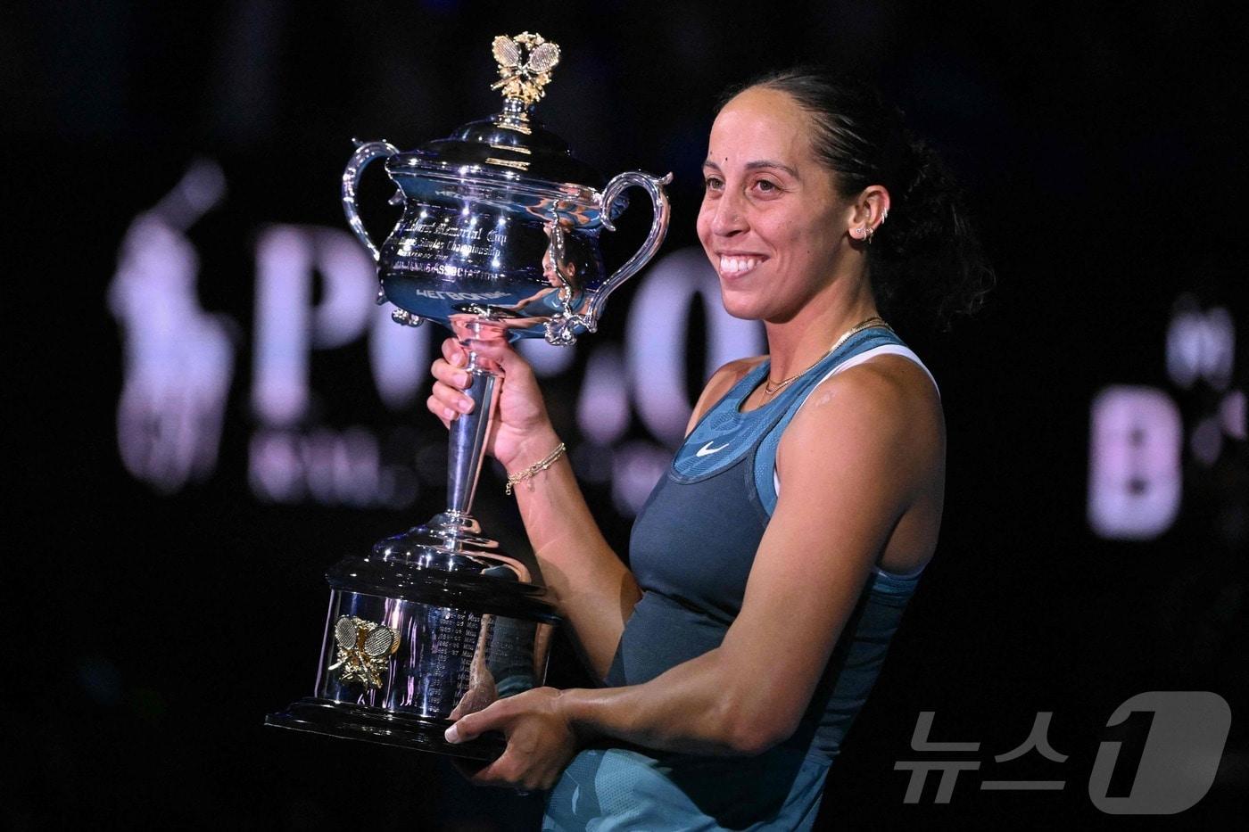 본문 이미지 - 매디슨 키스가 25일 호주오픈 여자 단식 정상에 오른 뒤 우승컵을 들고 있다. ⓒ AFP=뉴스1