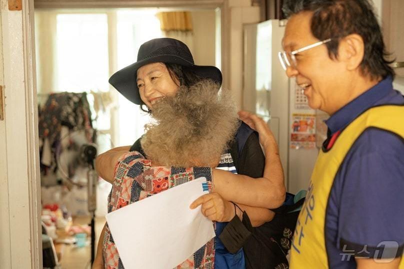 본문 이미지 - 영화배우협회 봉사자들이 아파트 단지 내 취약계층을 대상으로 여름나기 키트 및 보양식을 제공하는 봉사활동을 진행하는 모습. (서울시 제공)ⓒ 뉴스1