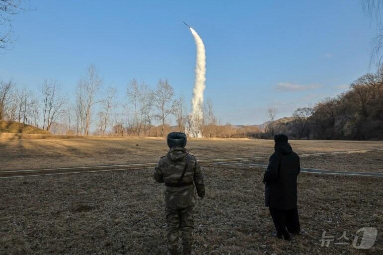 본문 이미지 - &#40;평양 노동신문=뉴스1&#41; = 북한 미사일총국이 전날인 25일 해상&#40;수중&#41; 대 지상 전략순항유도무기시험발사를 진행했다고 노동당 기관지 노동신문이 26일 보도했다. 현장에는 김정은 노동당 총비서가 참관했다. [국내에서만 사용가능. 재배포 금지. DB 금지. For Use Only in the Republic of Korea. Redistribution Prohibited] rodongphoto@news1.kr 