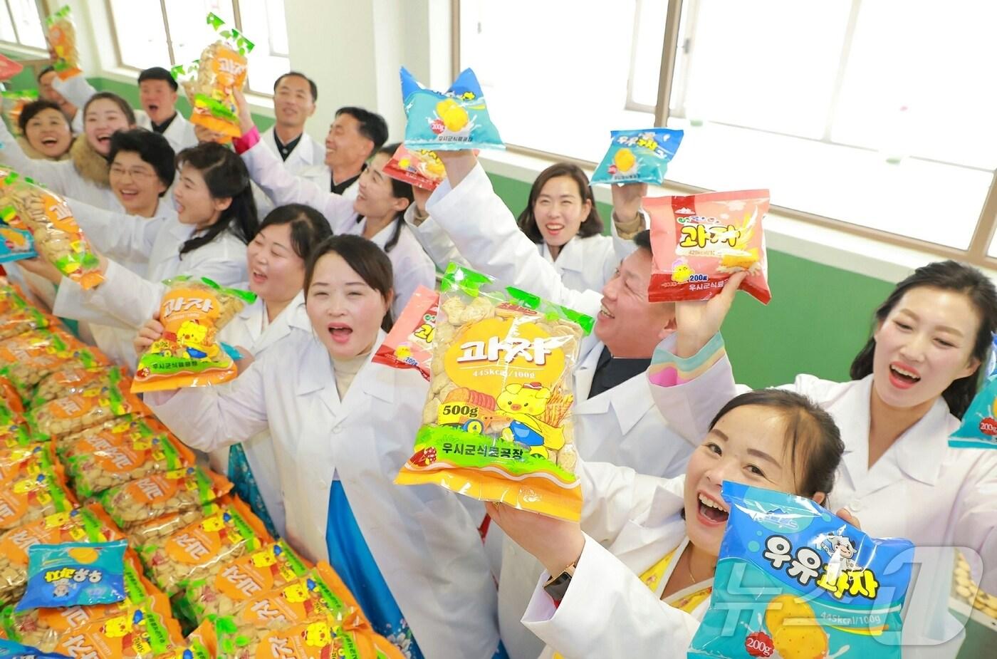 본문 이미지 - (평양 노동신문=뉴스1) = 북한 노동당 기관지 노동신문은 26일 "자강도 우시군 지방공업공장 준공식이 온 군, 온 도의 경사로 진행됐다＂면서 ＂두메산간에도 사회주의 이상을 꽃피워준 당의 은덕＂이라고 선전했다. [국내에서만 사용가능. 재배포 금지. DB 금지. For Use Only in the Republic of Korea. Redistribution Prohibited] rodongphoto@news1.kr