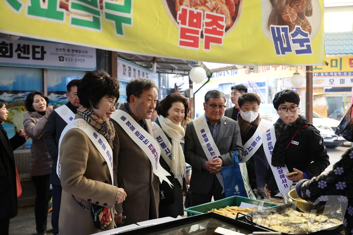 부여군의원들이 전통시장 이용 캠페인을 하고 있다.(부여군의회 제공)/뉴스1