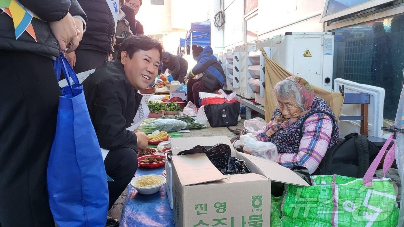 박정현 부여군수가 상인을 격려하고 있다.(부여군 제공)/뉴스1