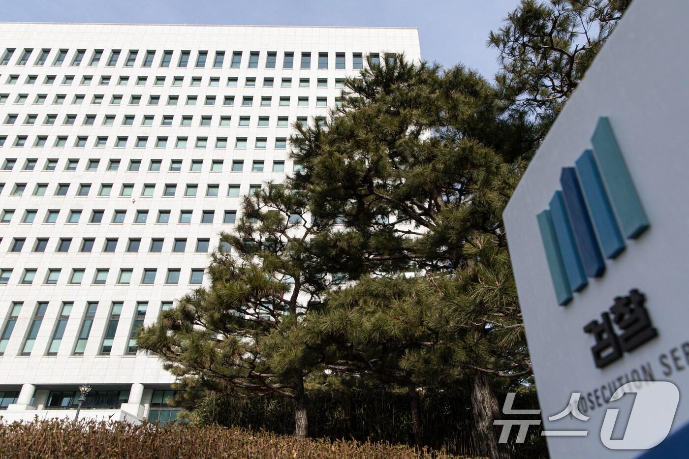 본문 이미지 - 검찰이 구속영장 기간 만료를 앞둔 윤석열 대통령에 대한 구속기소 여부를 논의하기 위해 26일 전국 고·지검장 회의를 개최한다. 대검찰청은 이날 오전 10시부터 내란 우두머리 및 직권남용권리행사방해 혐의를 받는 윤 대통령에 대한 사건 처리를 논의하기 위해 검찰총장 주재로 대검 차장 및 부장, 전국 고·지검장이 참여하는 회의를 개최한다고 밝혔다. 검찰은 윤 대통령의 구속영장 기간 만료일을 27일 전후로 보고 있다. 이에 검찰은 회의에서 윤 대통령에 대한 구속기소 여부를 두고 여러 논의를 거칠 것으로 예상된다. 법조계에선 검찰이 이날 중 윤 대통령을 구속기소 할 것이라는 전망에 무게가 실린다. 사진은 이날 서울 서초구 대검찰청의 모습. 2025.1.26/뉴스1 ⓒ News1 이재명 기자