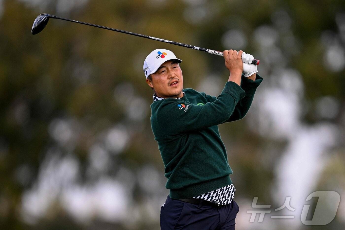 본문 이미지 - 이경훈이 25일(현지시간) 캘리포니아주 라호야의 토리파인스 골프클럽에서 9위를 차지한 PGA 투어 파머스 인슈어런스 오픈 마지막 날 2번 홀서 티샷을 하고 있다. 2025.01.26 ⓒ AFP=뉴스1 ⓒ News1 우동명 기자