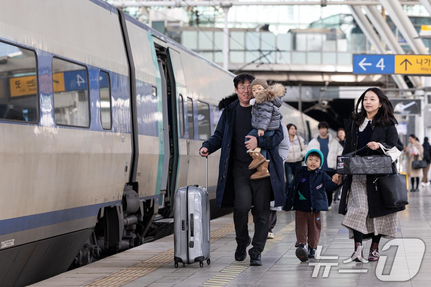본문 이미지 - 서울 용산구 서울역에서 귀성객들이 열차에 탑승하기 위해 발걸음을 옮기고 있다. 2025.1.26/뉴스1 ⓒ News1 이승배 기자