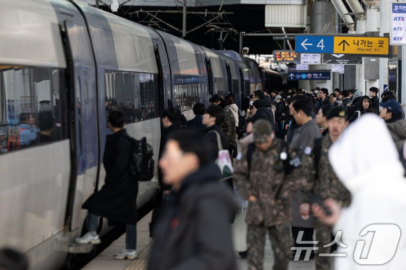 본문 이미지 - 서울 용산구 서울역에서 귀성객들이 열차에 탑승하고 있다. 뉴스1 ⓒ News1 이승배 기자