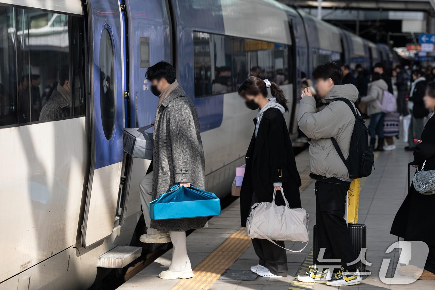 한국철도공사(코레일)가 지난해 KTX와 일반열차 이용객이 1억 5000여 명을 넘어 역대 최대 기록을 경신했다. 사진은 지난해 설 명절을 앞둔 26일 서울역에서 귀성객들이 열차에 탑승하는 모습. 2025.1.26/뉴스1 ⓒ News1 이승배 기자