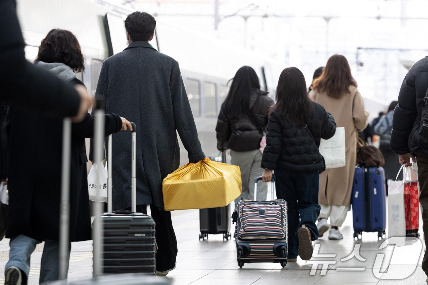 본문 이미지 - 설 명절을 앞둔 26일 오전 서울 용산구 서울역에서 귀성객들이 열차에 탑승하기 위해 발걸음을 옮기고 있다. 2025.1.26/뉴스1 ⓒ News1 이승배 기자