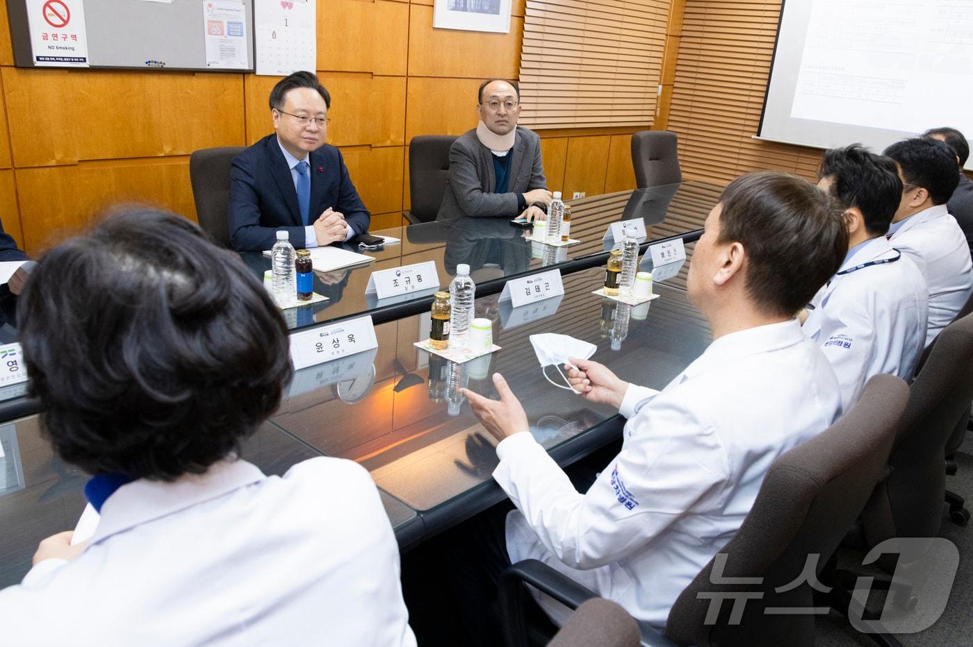 조규홍 보건복지부 장관이 지난달 26일 경기 성남시 분당차병원 권역응급의료센터에서 설 연휴 응급진료 대비상황 확인 및 근무자들을 격려하고 있다. &#40;보건복지부 제공&#41; 2025.1.26/뉴스1